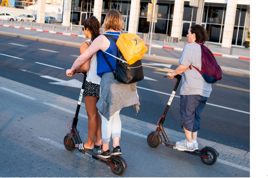 E Scooter E zwei Personen.jpg