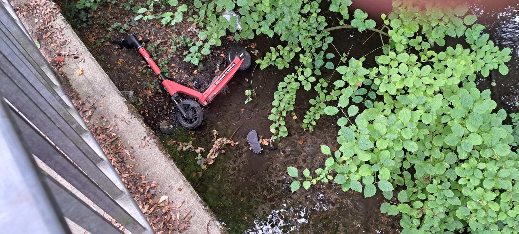 E Scooter Erfttal im Norfbach 1.jpg